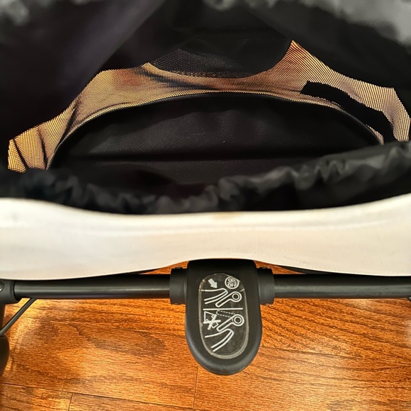 Mima Xari 2 in 1 bassinet and carrier - Picture 5 of 11